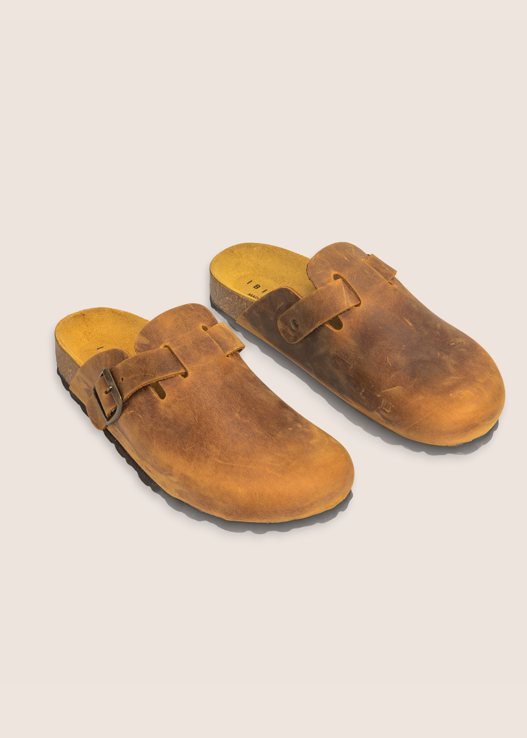 Murta Cuero — zueco con hebilla, vista tres cuartos