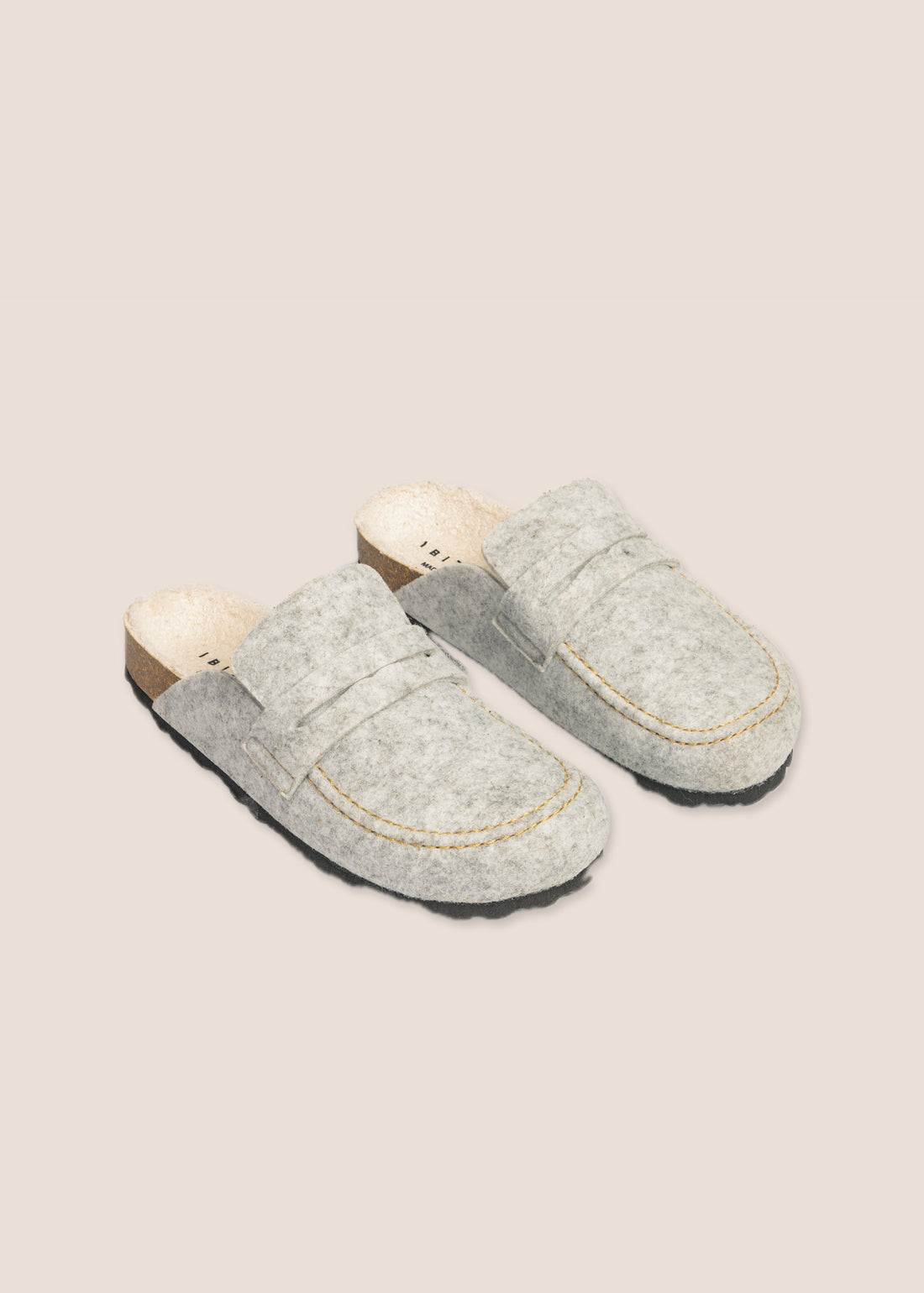 Calma Gris — zueco forrado con pala tipo mocasín, vista lateral