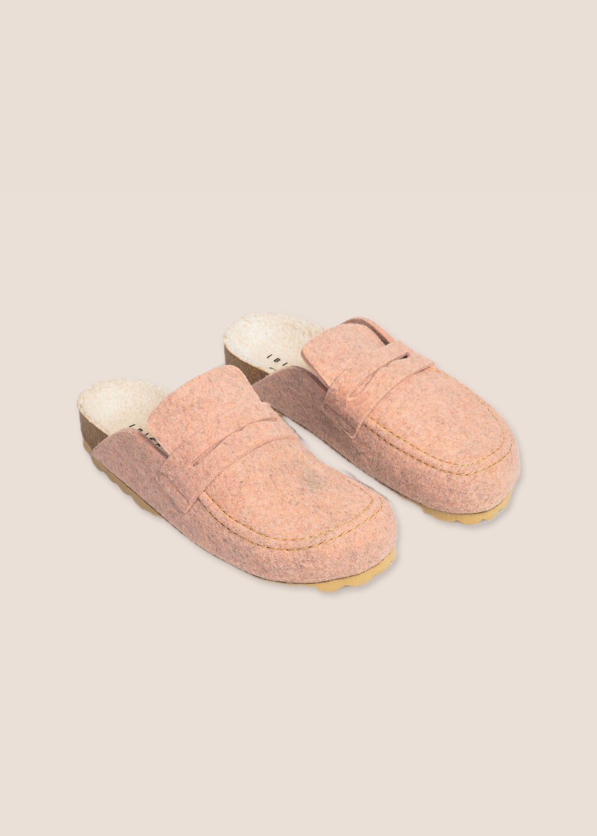 Calma Rosa — zueco forrado con pala tipo mocasín, vista tres cuartos