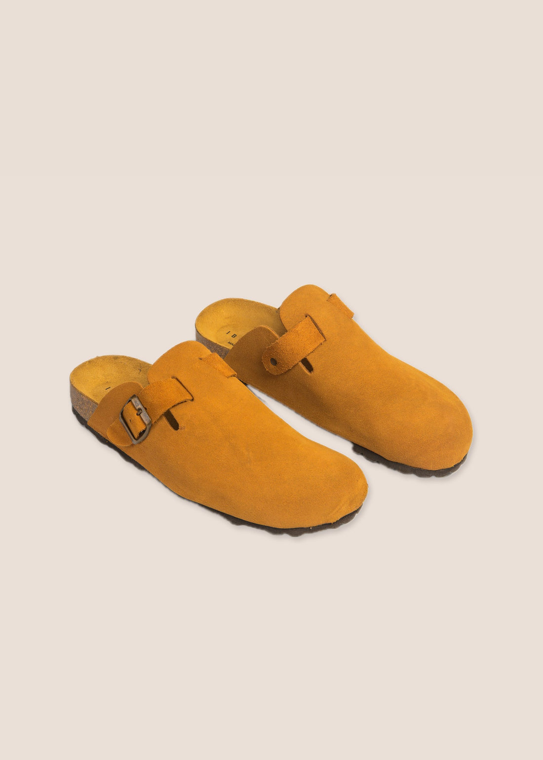 Boira Tan — zueco de serraje con hebilla, vista lateral
