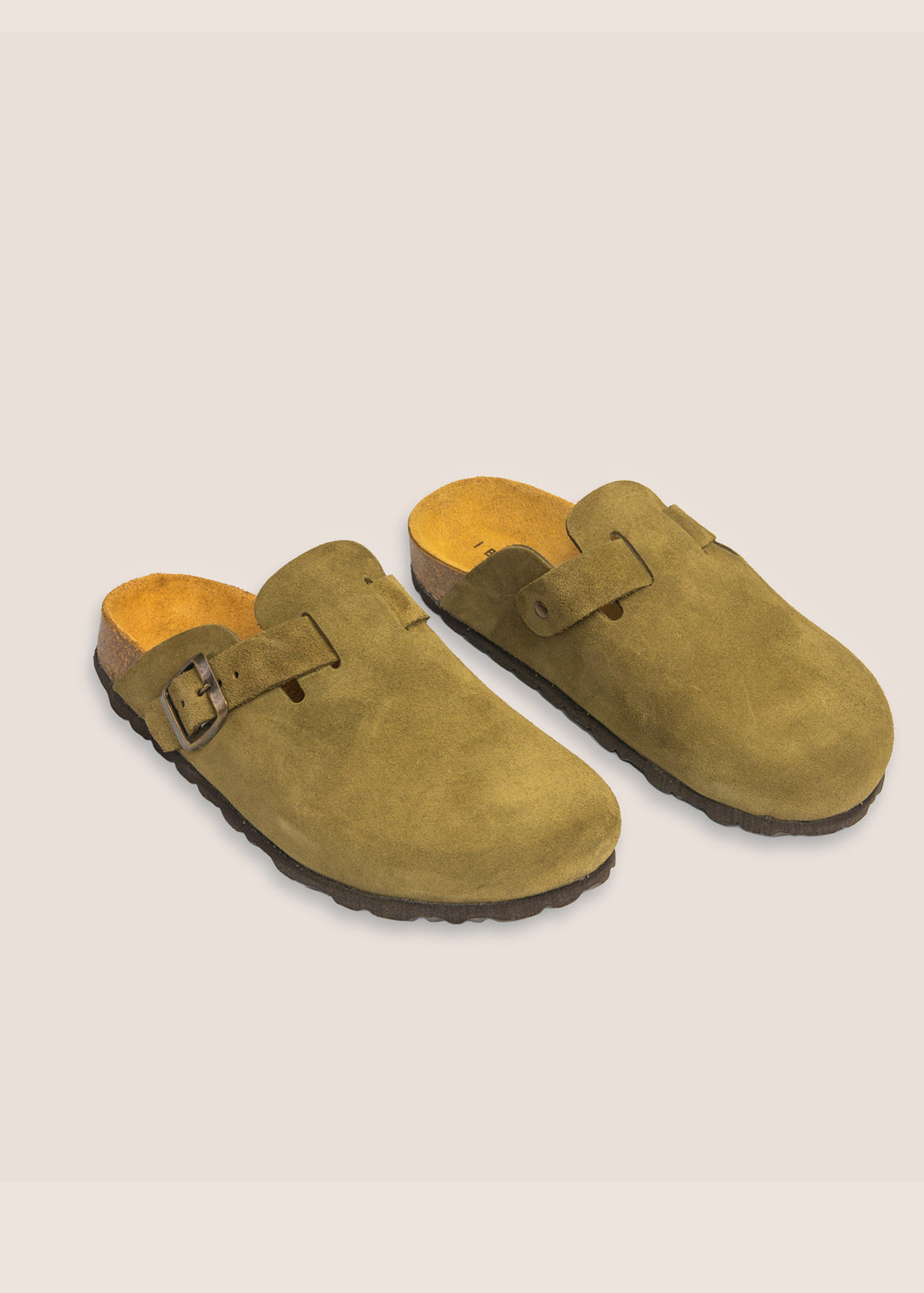 Boira Trébol — zueco de serraje con hebilla, vista tres cuartos