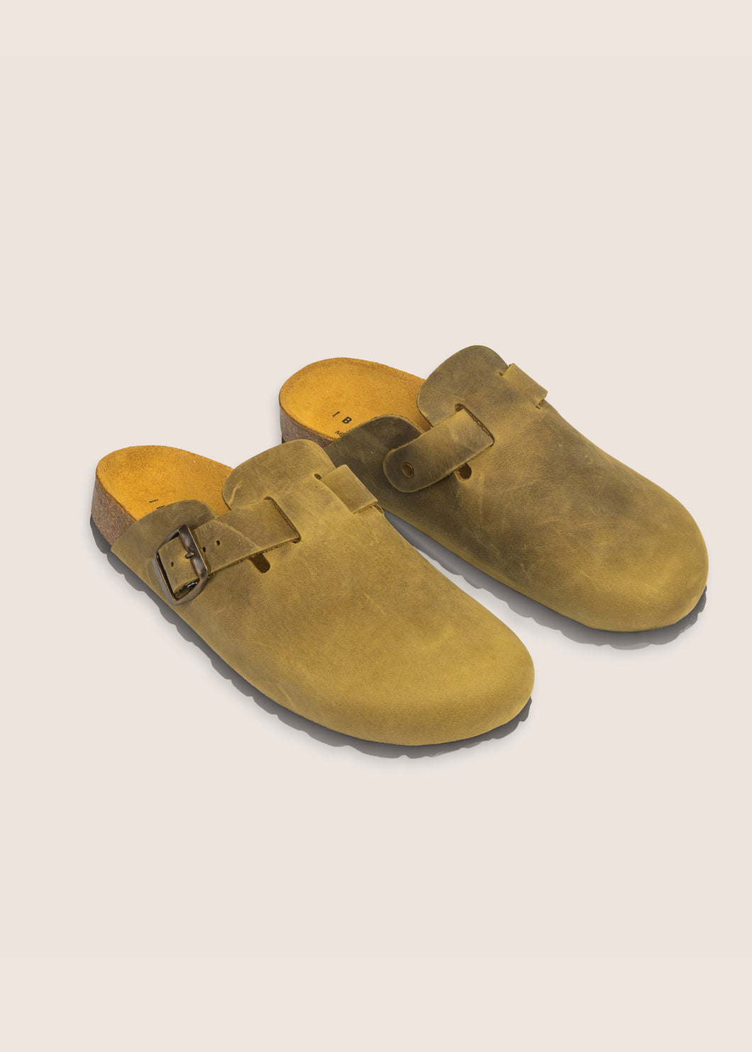 Murta Kaki — zueco con hebilla, vista tres cuartos