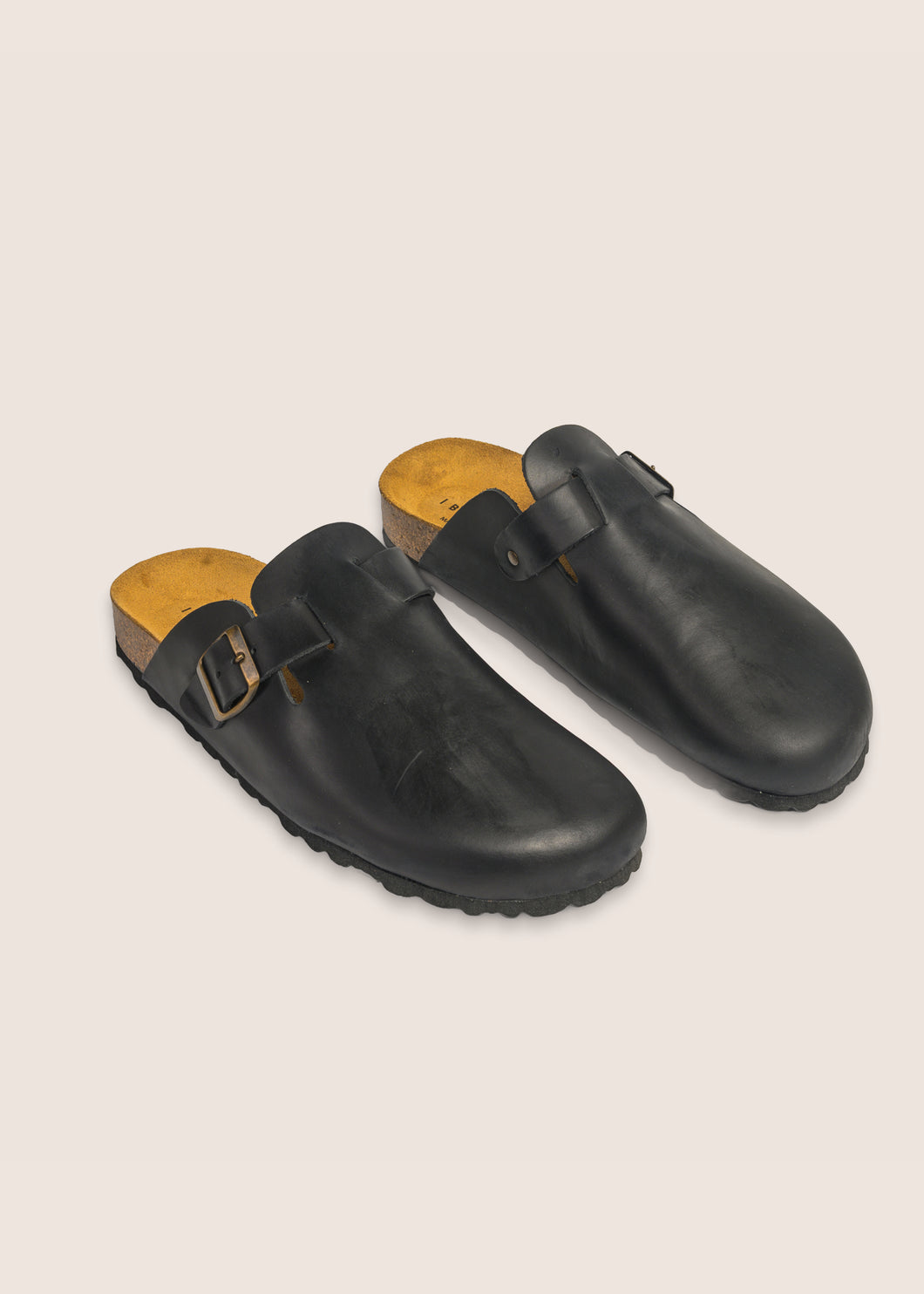 Murta Negro — zueco con hebilla, vista tres cuartos