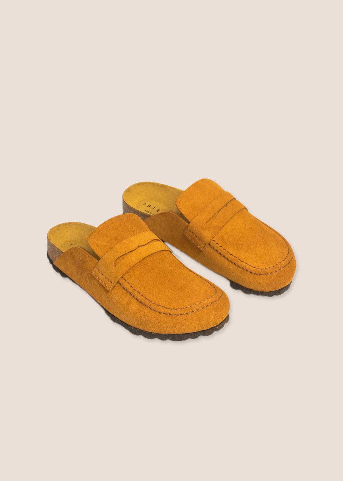 Caliu Cuero — zueco de serraje con pala tipo mocasín, vista lateral
