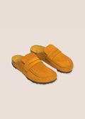 Caliu Cuero — zueco de serraje con pala tipo mocasín, vista tres cuartos