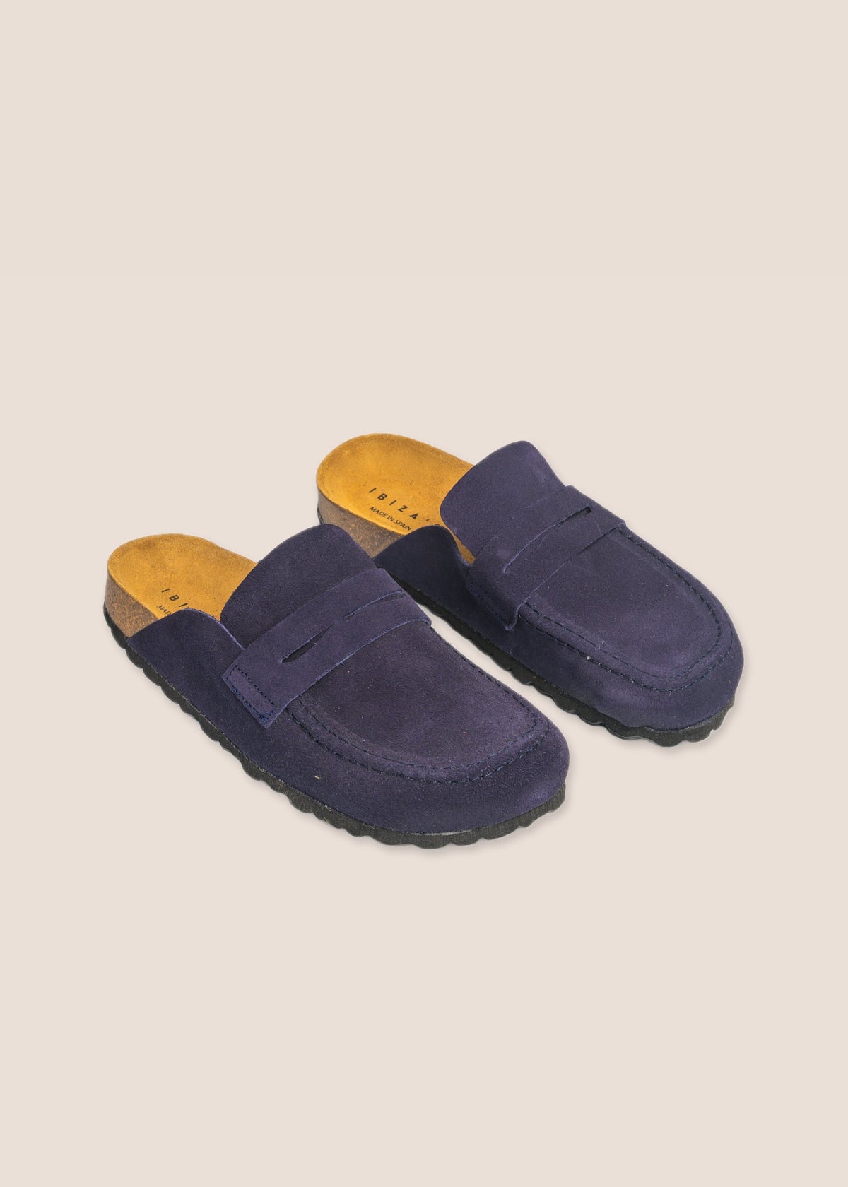 Brasa Marino — zueco de serraje con pala tipo mocasín, vista tres cuartos